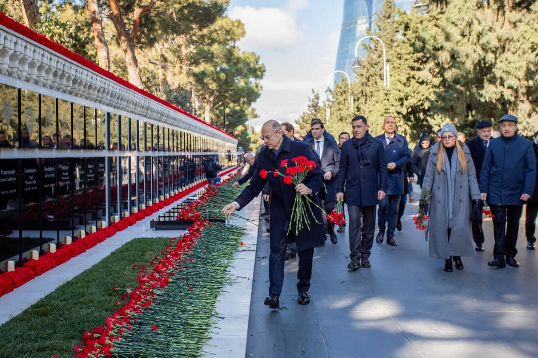 Energetika Nazirliyinin kollektivi Şəhidlər xiyabanını ziyarət edib (FOTO)