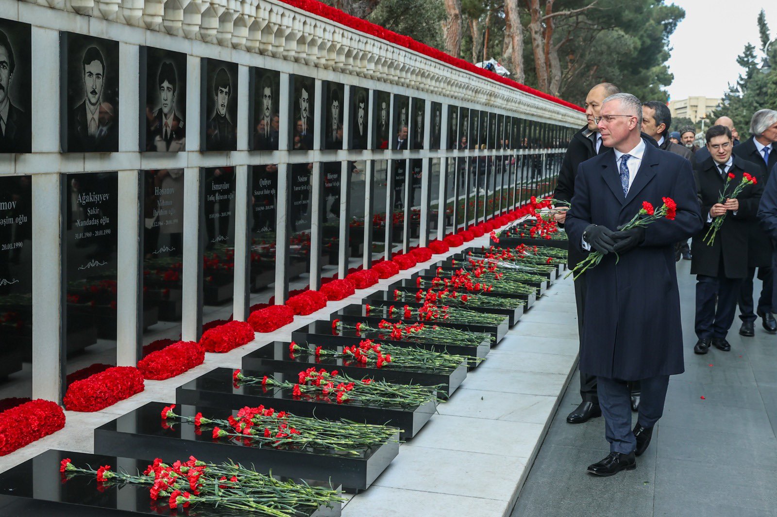 Böyük Britaniyanın Azərbaycandakı səfiri Şəhidlər Xiyabanını ziyarət edib