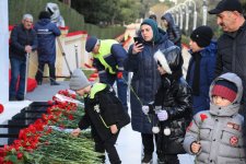 Azerbaijani people honor blessed memory of victims of January 20 tragedy (PHOTO)