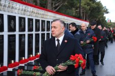 Azerbaijani people honor blessed memory of victims of January 20 tragedy (PHOTO)