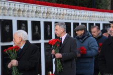 Azerbaijani people honor blessed memory of victims of January 20 tragedy (PHOTO)