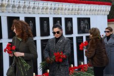 Azerbaijani people honor blessed memory of victims of January 20 tragedy (PHOTO)