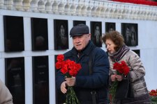 Azerbaijani people honor blessed memory of victims of January 20 tragedy (PHOTO)