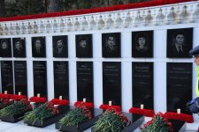 Azerbaijani people honor blessed memory of victims of January 20 tragedy (PHOTO)