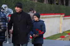 Azerbaijani people honor blessed memory of victims of January 20 tragedy (PHOTO)