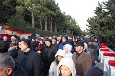 Azerbaijani people honor blessed memory of victims of January 20 tragedy (PHOTO)