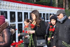 Azerbaijani people honor blessed memory of victims of January 20 tragedy (PHOTO)