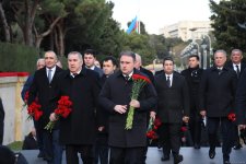 Azerbaijani people honor blessed memory of victims of January 20 tragedy (PHOTO)