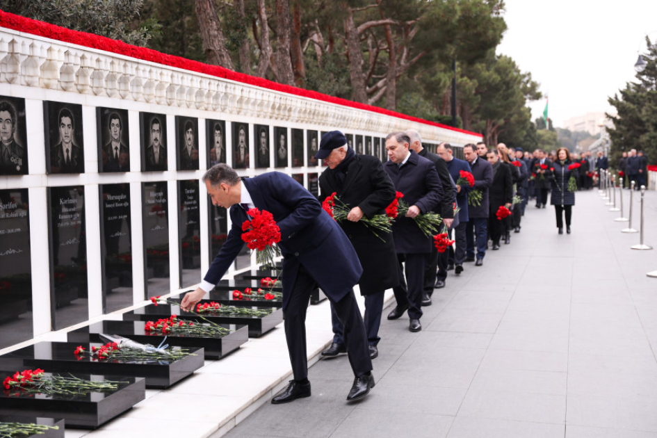 Staff of Azerbaijan's ministry of digital development and transportation visit Alley of Martyrs (PHOTO)