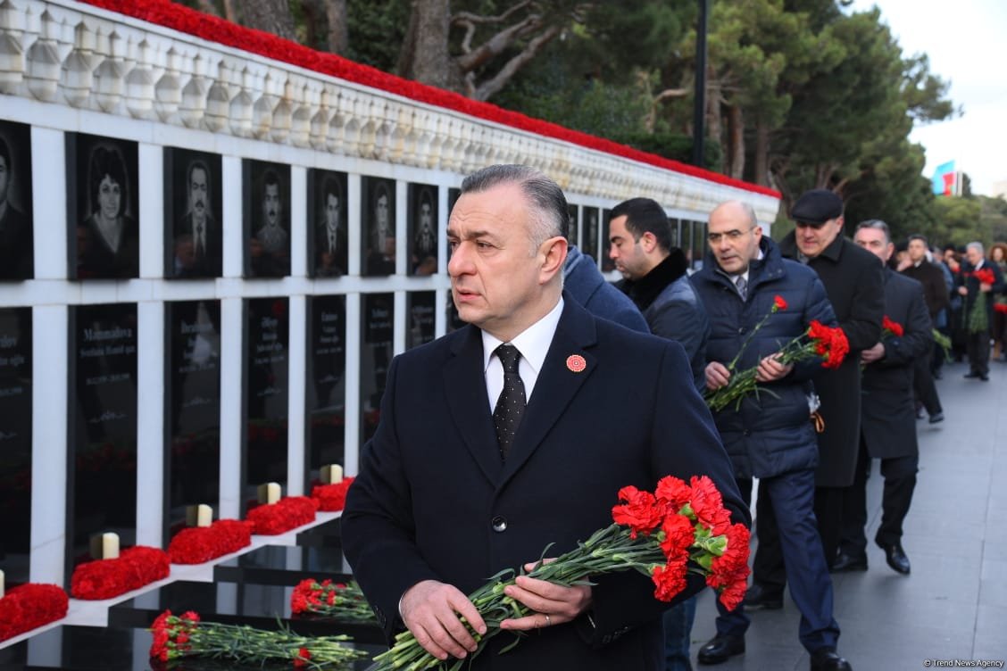 Azerbaijani people honor blessed memory of victims of January 20 tragedy (PHOTO)