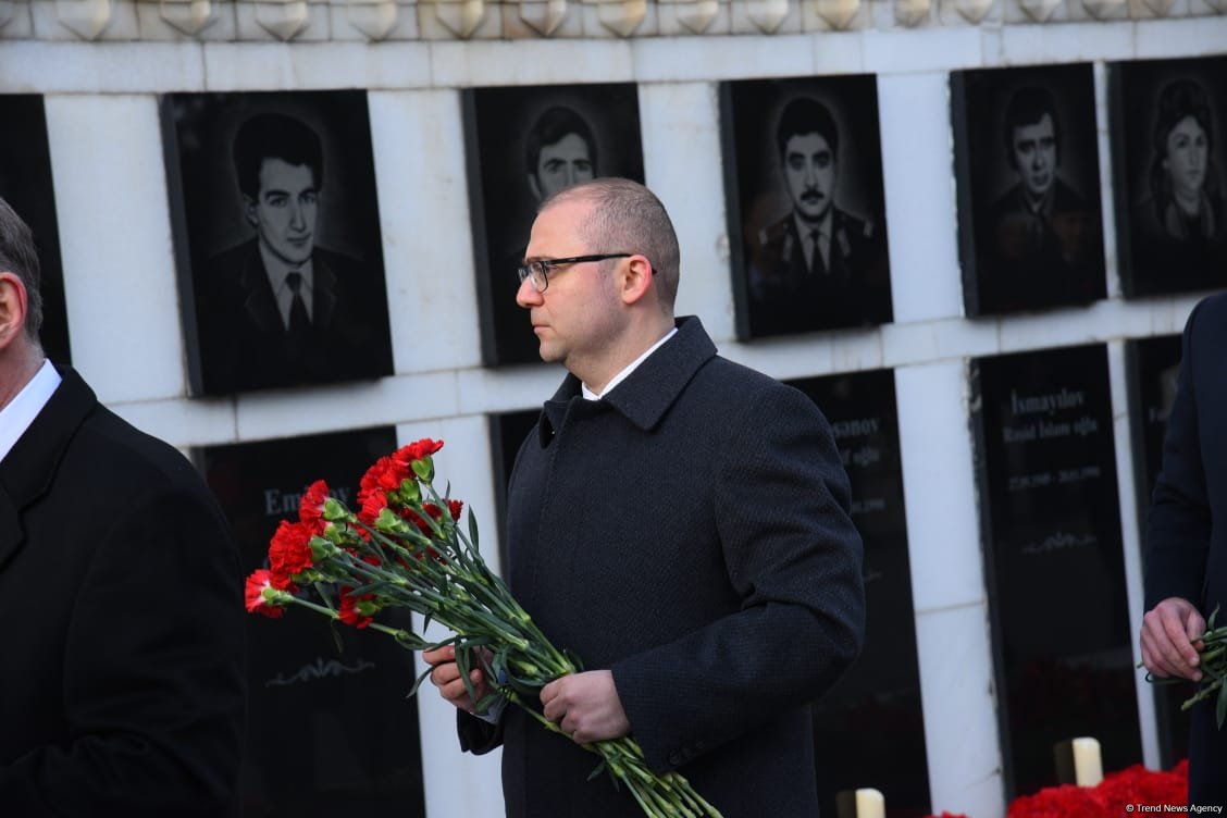 Azerbaijani people honor blessed memory of victims of January 20 tragedy (PHOTO)