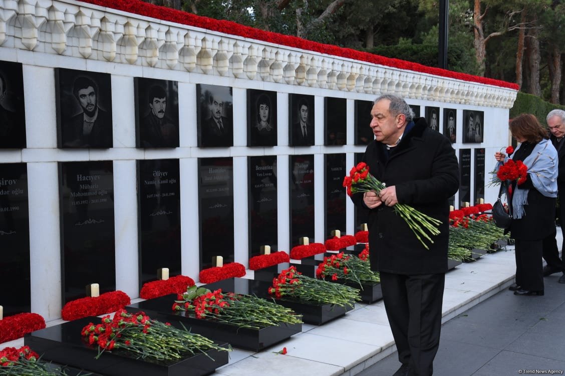 Azerbaijani people honor blessed memory of victims of January 20 tragedy (PHOTO)