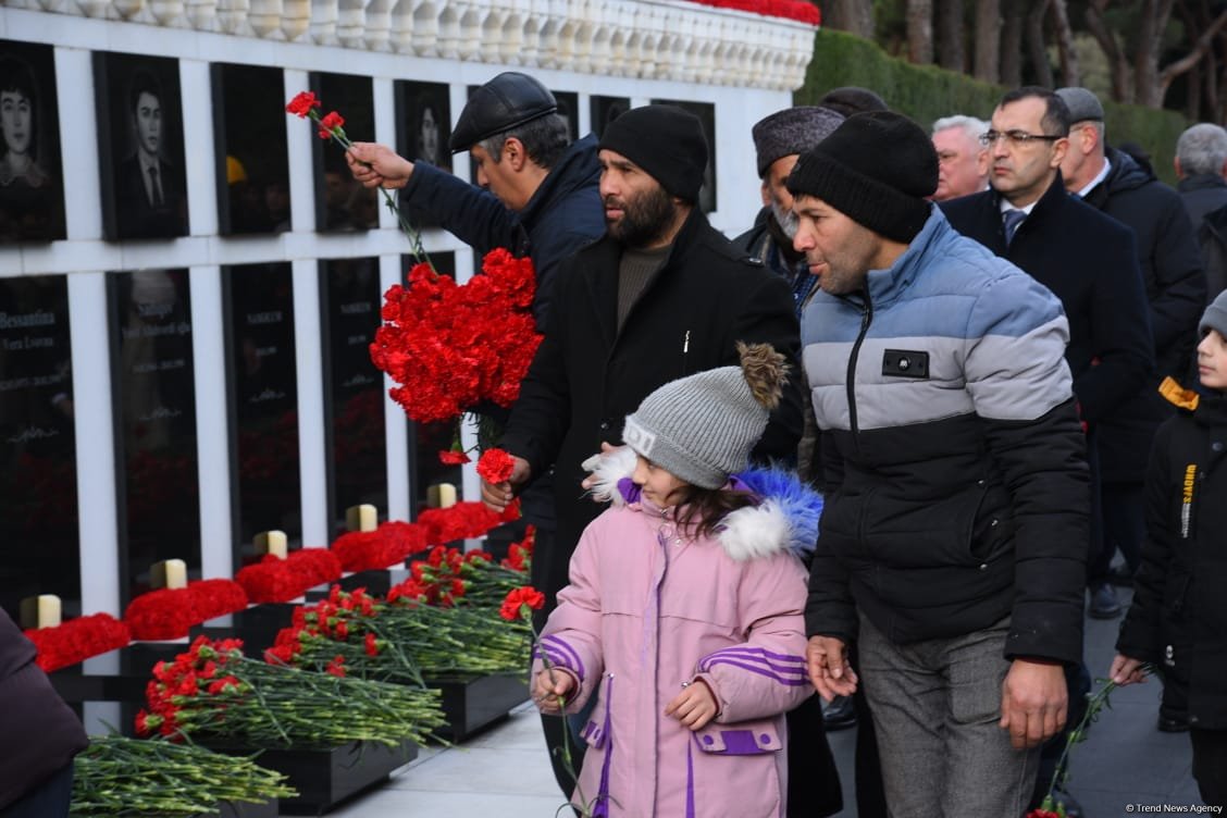 Azerbaijani people honor blessed memory of victims of January 20 tragedy (PHOTO)