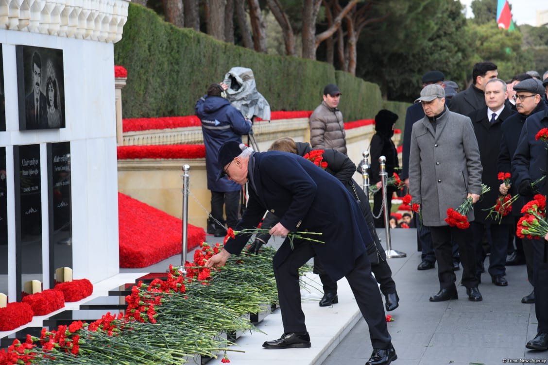 Azerbaijani people honor blessed memory of victims of January 20 tragedy (PHOTO)