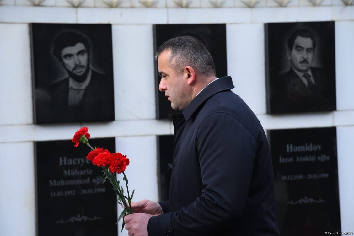 Azerbaijani people honor blessed memory of victims of January 20 tragedy (PHOTO)