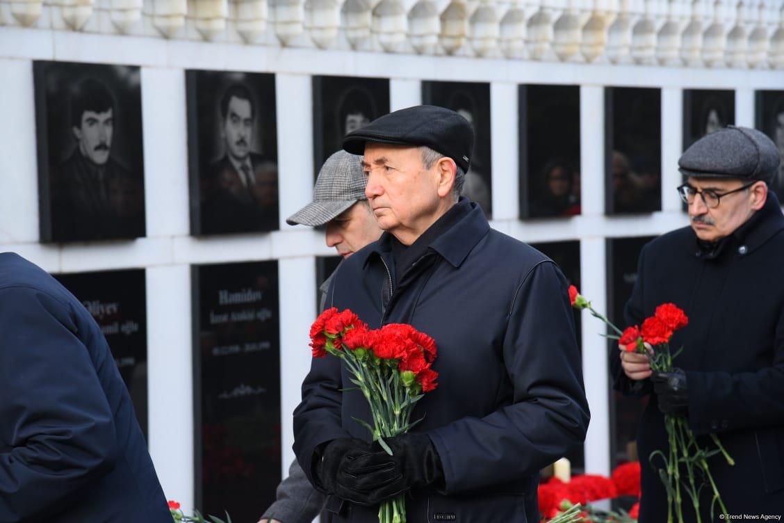 Azerbaijani people honor blessed memory of victims of January 20 tragedy (PHOTO)