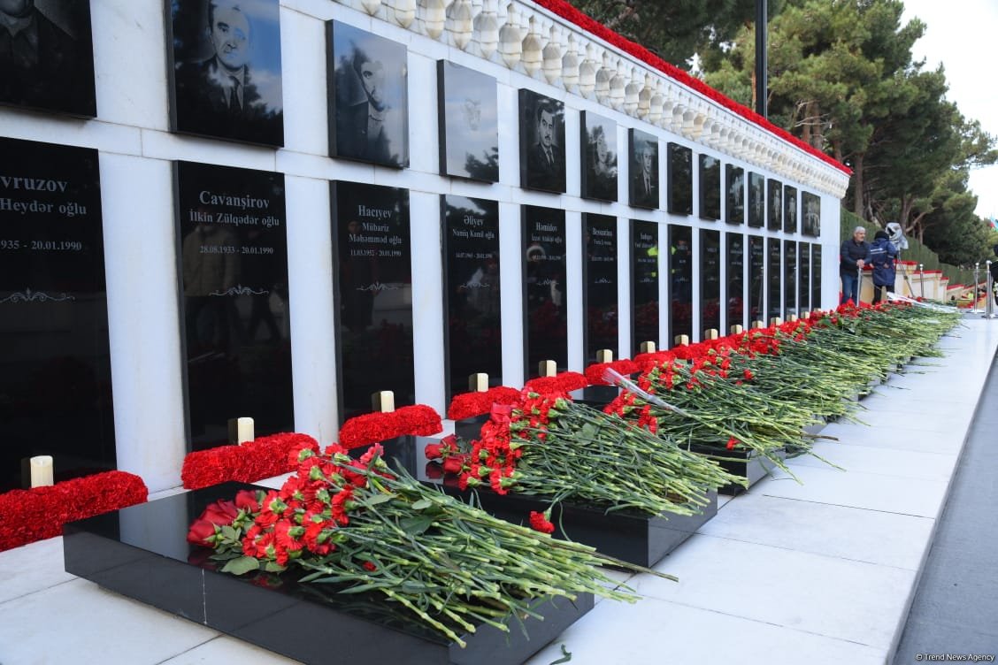 Azerbaijani people honor blessed memory of victims of January 20 tragedy (PHOTO)