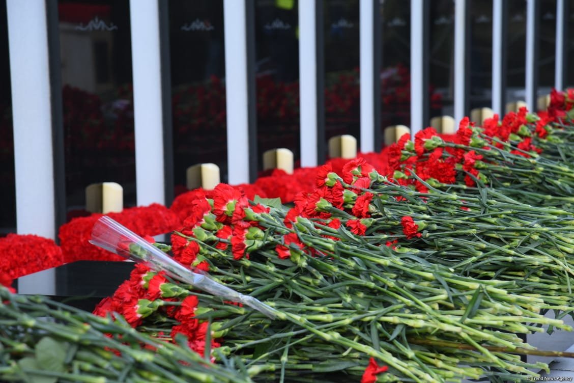 Azerbaijani people honor blessed memory of victims of January 20 tragedy (PHOTO)