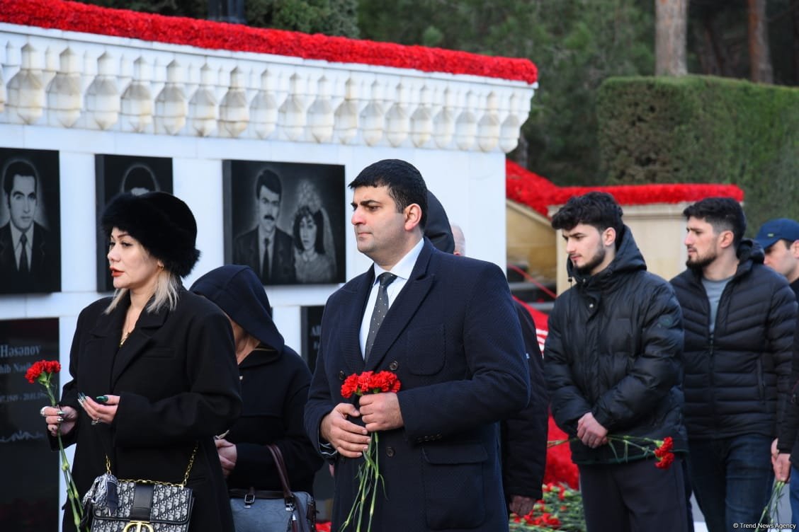 Azerbaijani people honor blessed memory of victims of January 20 tragedy (PHOTO)