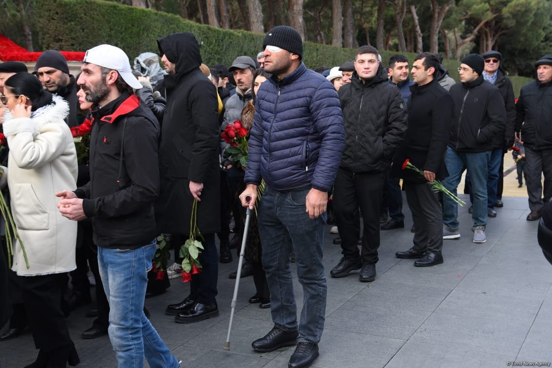 Azerbaijani people honor blessed memory of victims of January 20 tragedy (PHOTO)