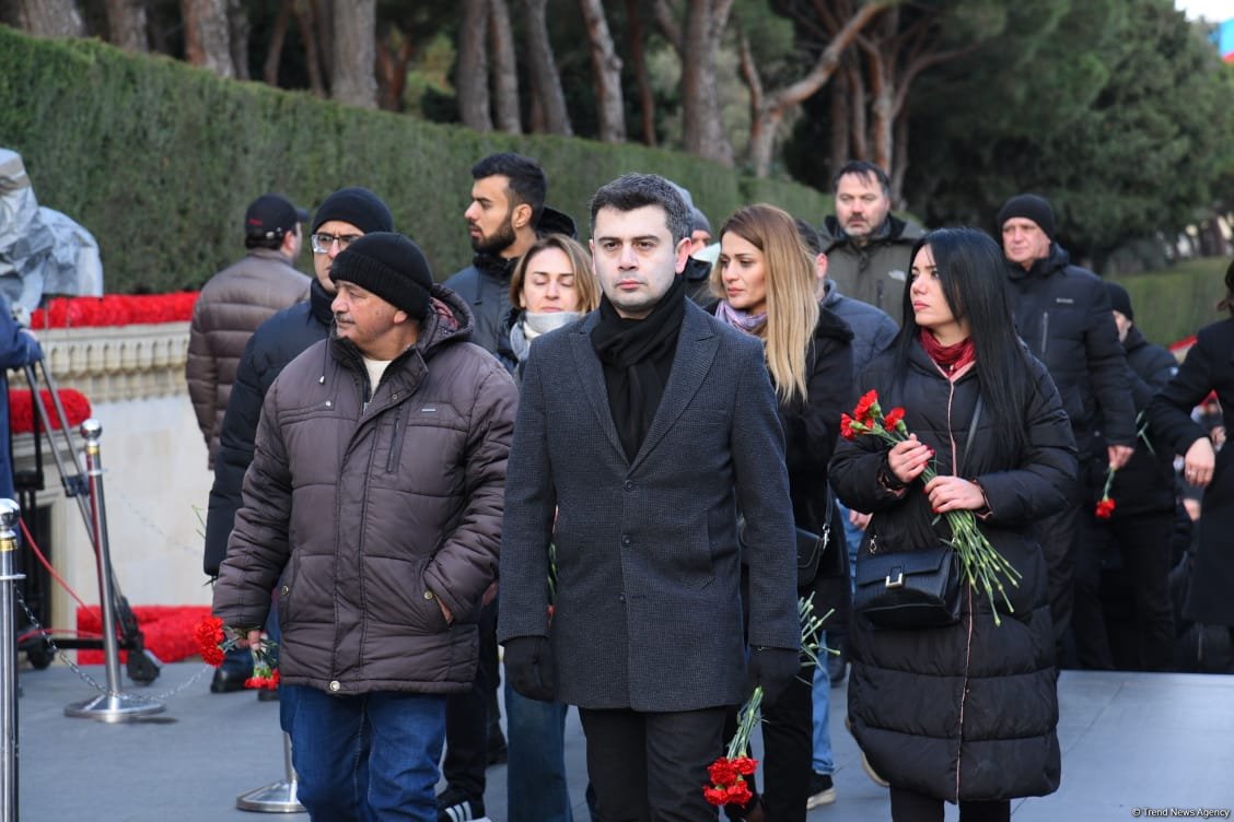 Azerbaijani people honor blessed memory of victims of January 20 tragedy (PHOTO)