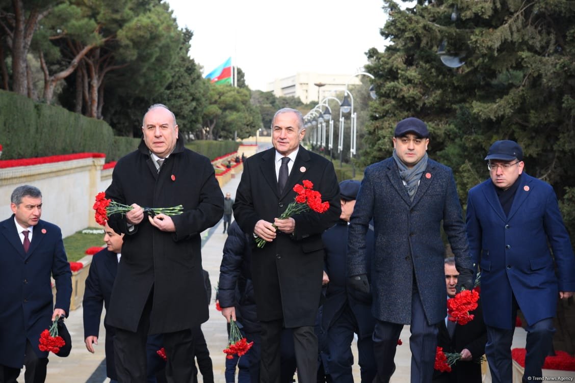 Azerbaijani people honor blessed memory of victims of January 20 tragedy (PHOTO)