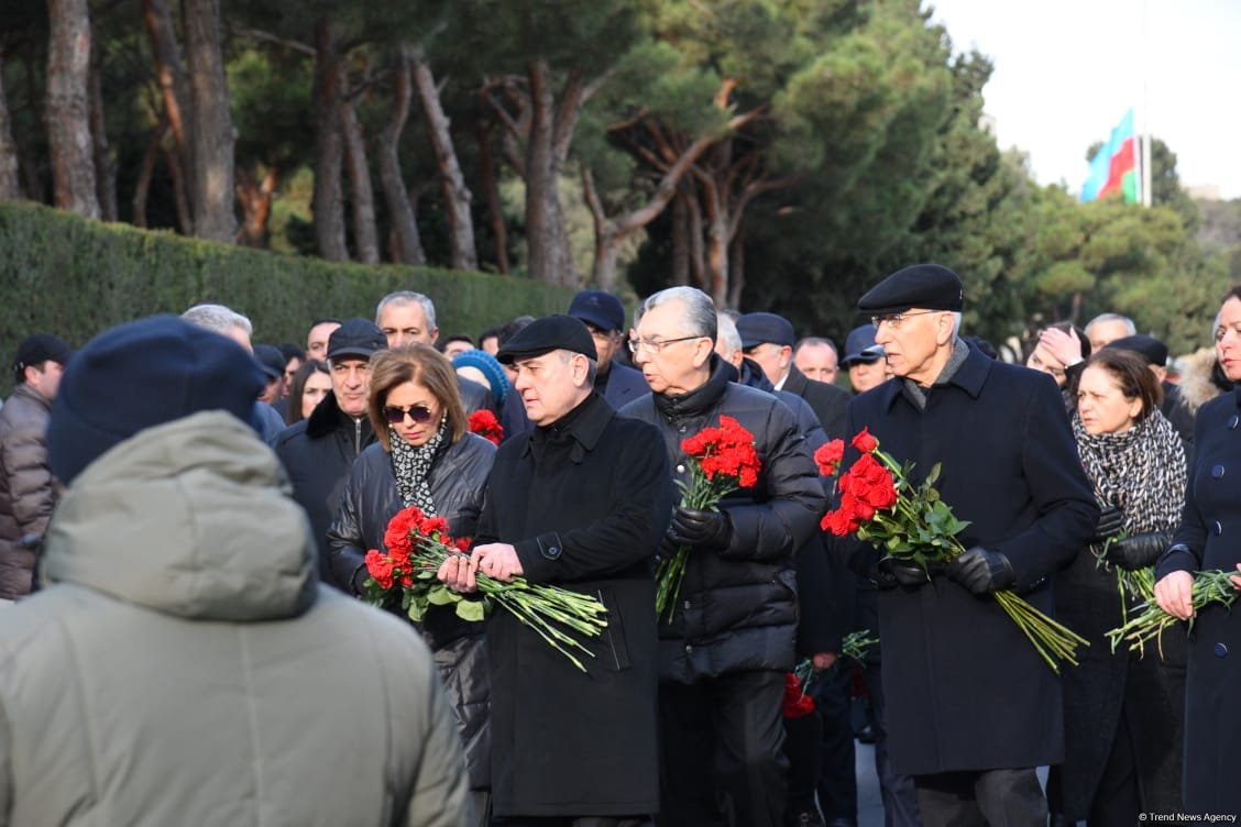 Azerbaijani people honor blessed memory of victims of January 20 tragedy (PHOTO)