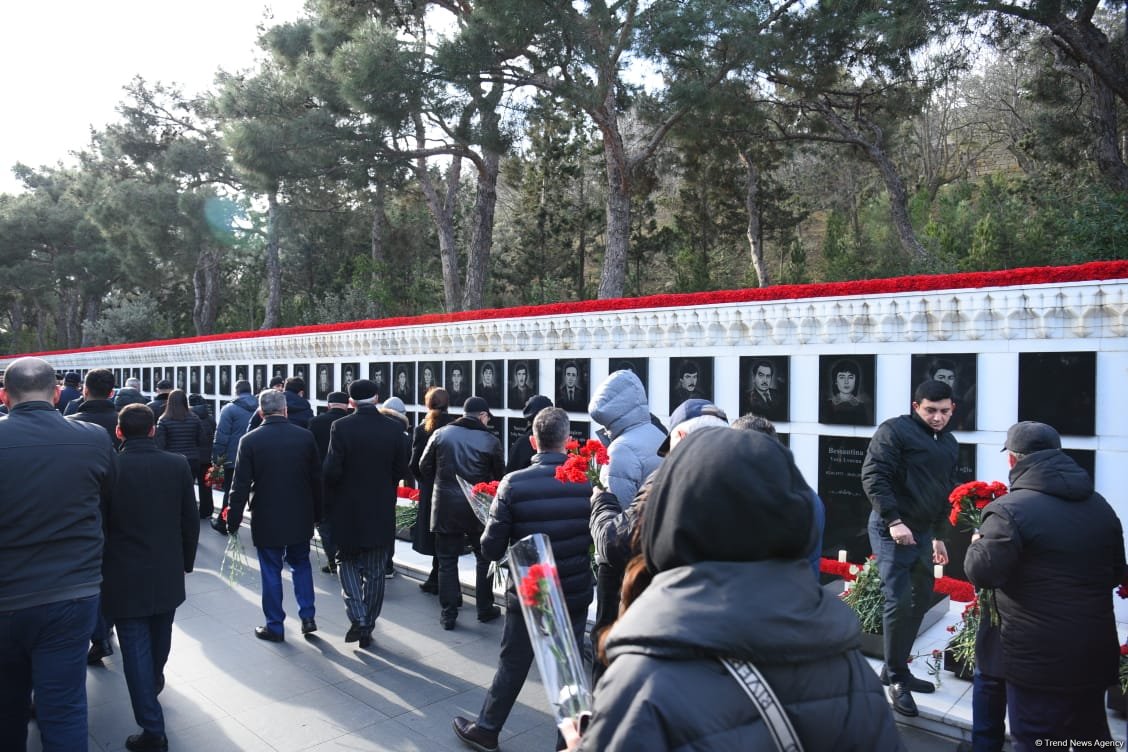 Azerbaijani people honor blessed memory of victims of January 20 tragedy (PHOTO)