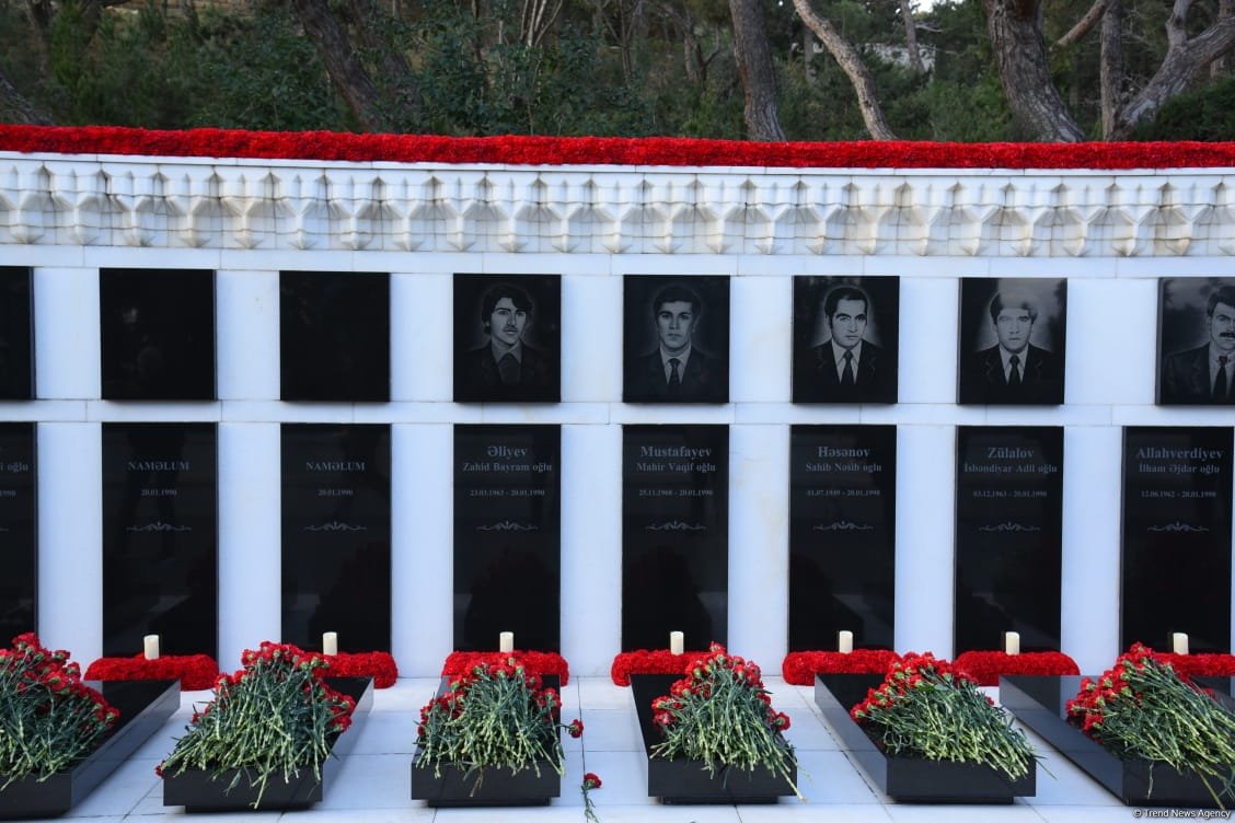 Azerbaijani people honor blessed memory of victims of January 20 tragedy (PHOTO)