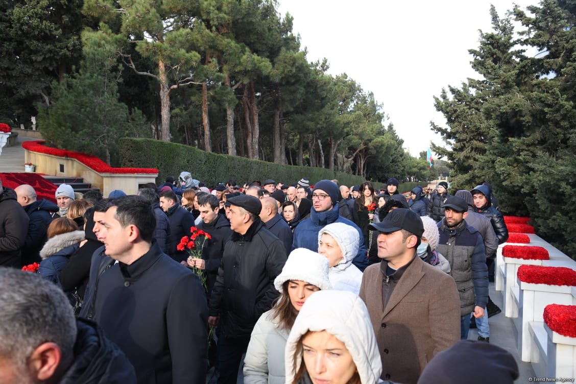 Azerbaijani people honor blessed memory of victims of January 20 tragedy (PHOTO)