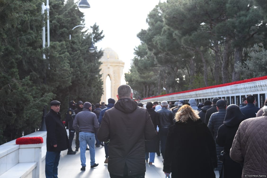 Azerbaijani people honor blessed memory of victims of January 20 tragedy (PHOTO)