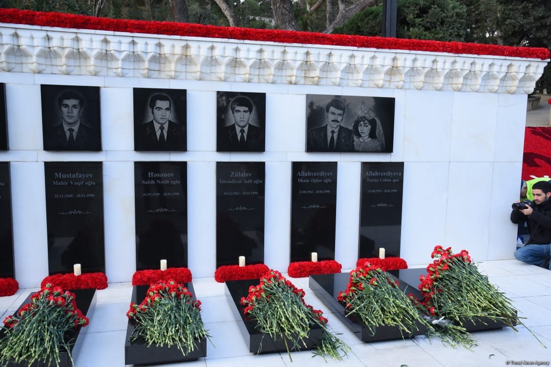 Azerbaijani people honor blessed memory of victims of January 20 tragedy (PHOTO)