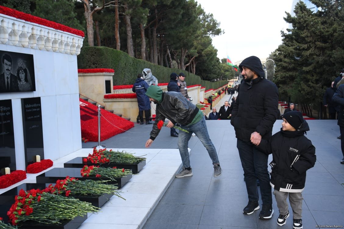 Azerbaijani people honor blessed memory of victims of January 20 tragedy (PHOTO)