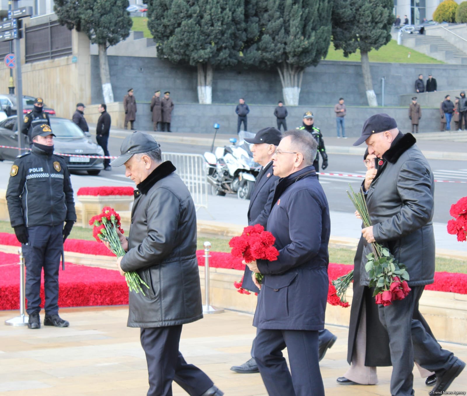 Azerbaijani people honor blessed memory of victims of January 20 tragedy (PHOTO)