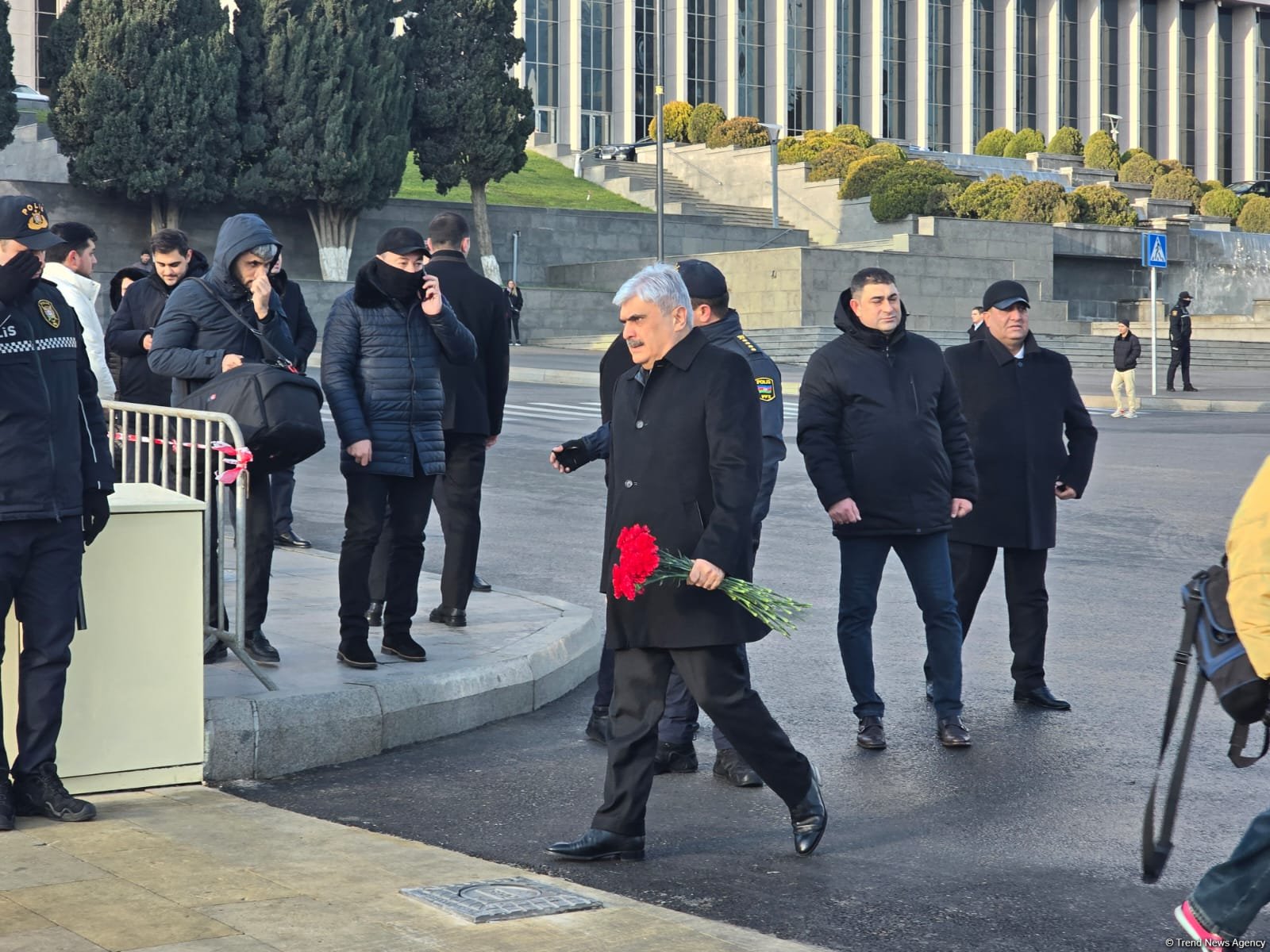 Azerbaijani people honor blessed memory of victims of January 20 tragedy (PHOTO)