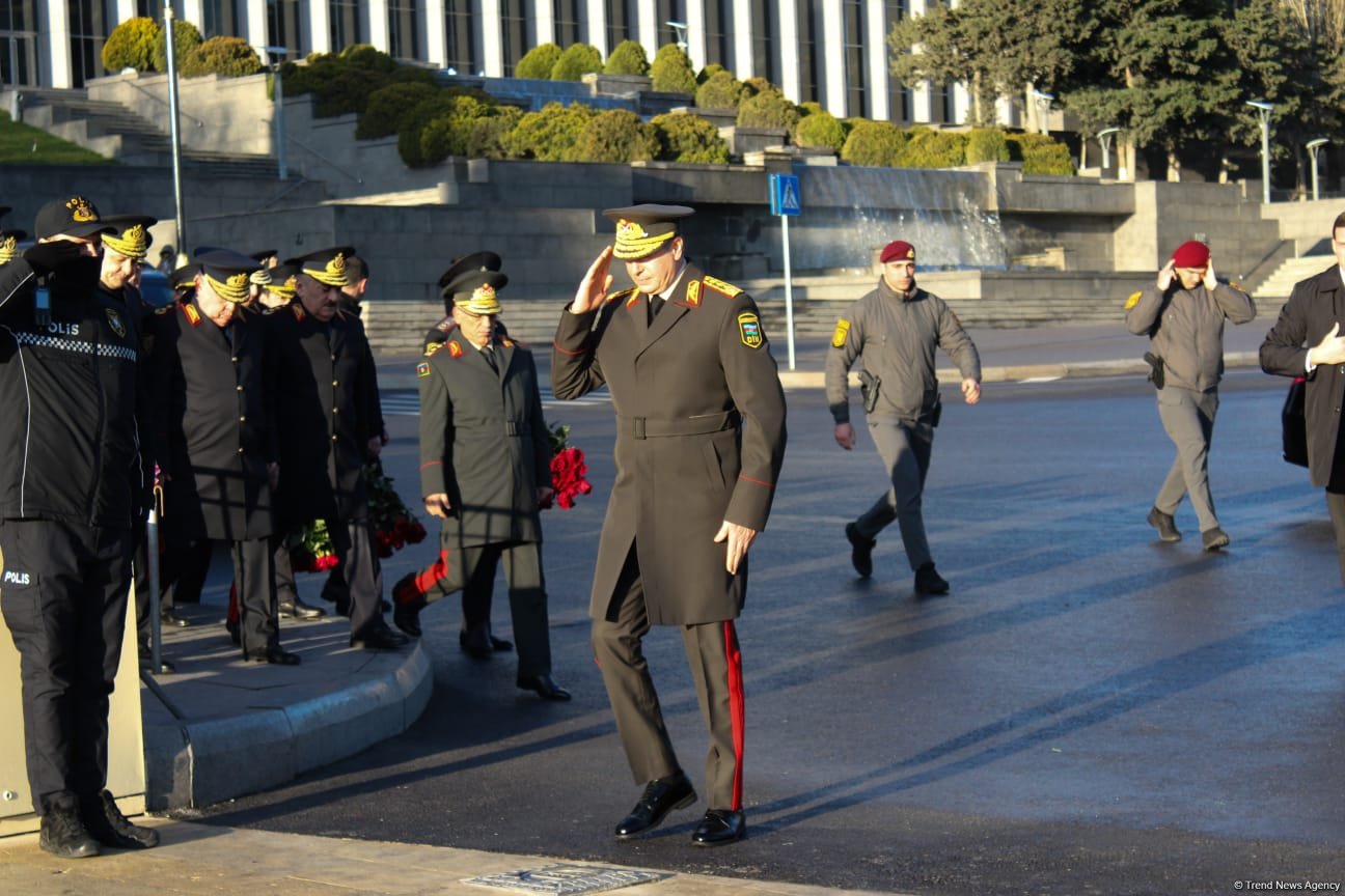 Azerbaijani people honor blessed memory of victims of January 20 tragedy (PHOTO)