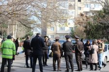 Bakıda yanğınsöndürənlərə çətinlik yaradan maneələr sökülüb (FOTO/VİDEO)