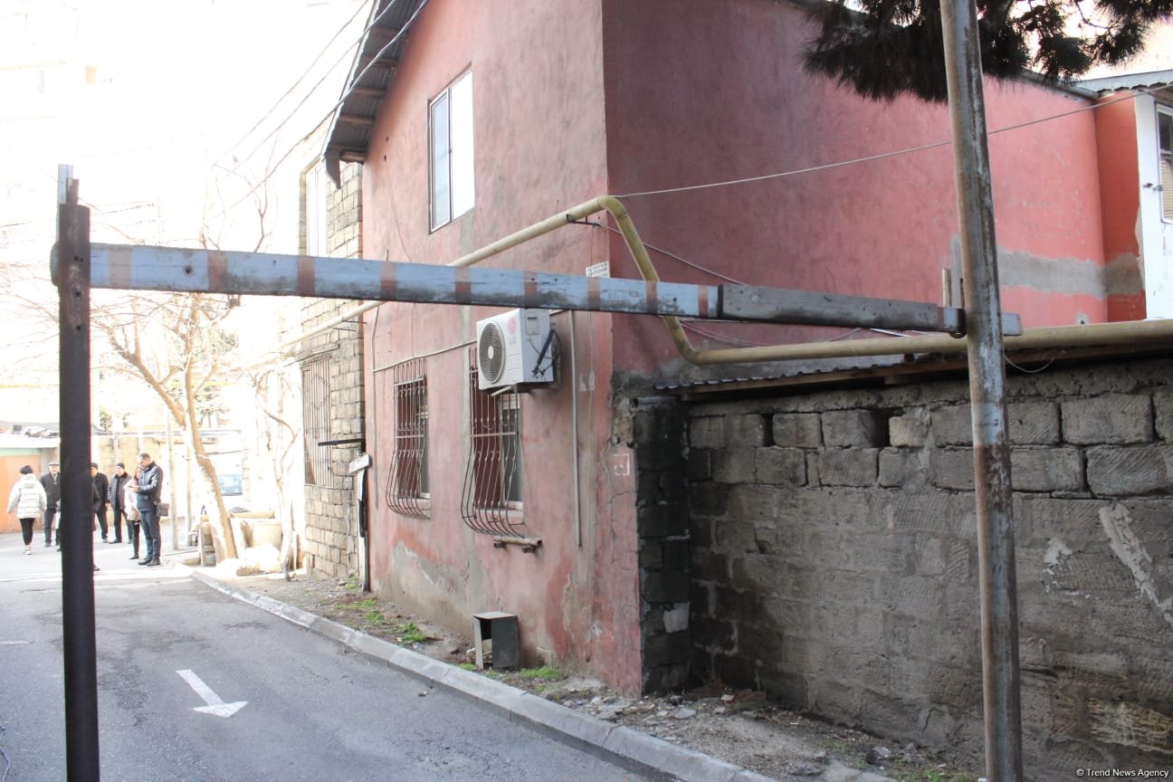 Bakıda yanğınsöndürənlərə çətinlik yaradan maneələr sökülüb (FOTO/VİDEO)