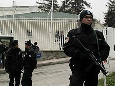 Türkiyədə PKK-çılarla atışma: hərbçi və polis yaralanıb