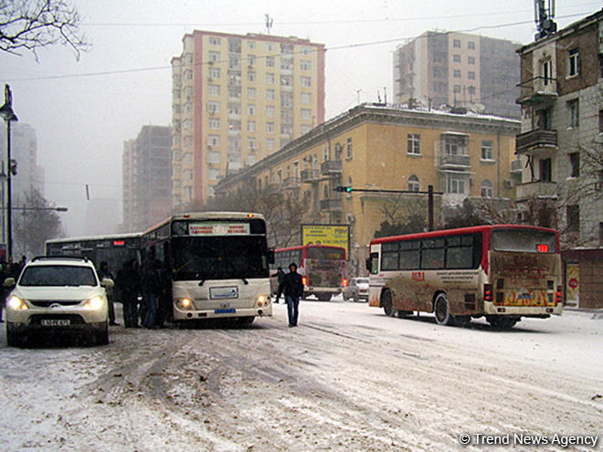 Bakıda buz bağlayan yollar avtobusların hərəkətində problem yaradıb