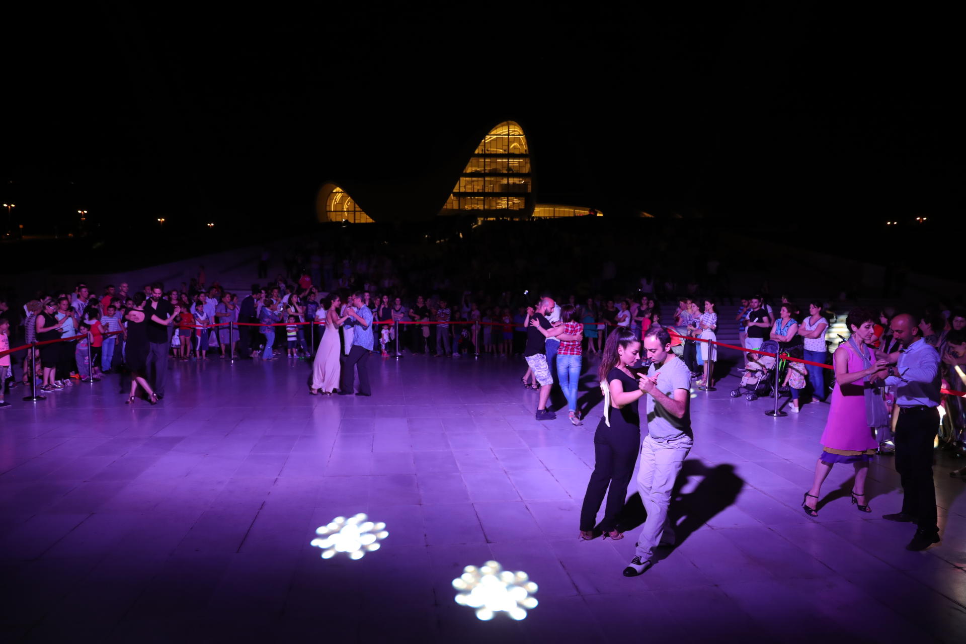 Танго-шоу в парке в центре Баку