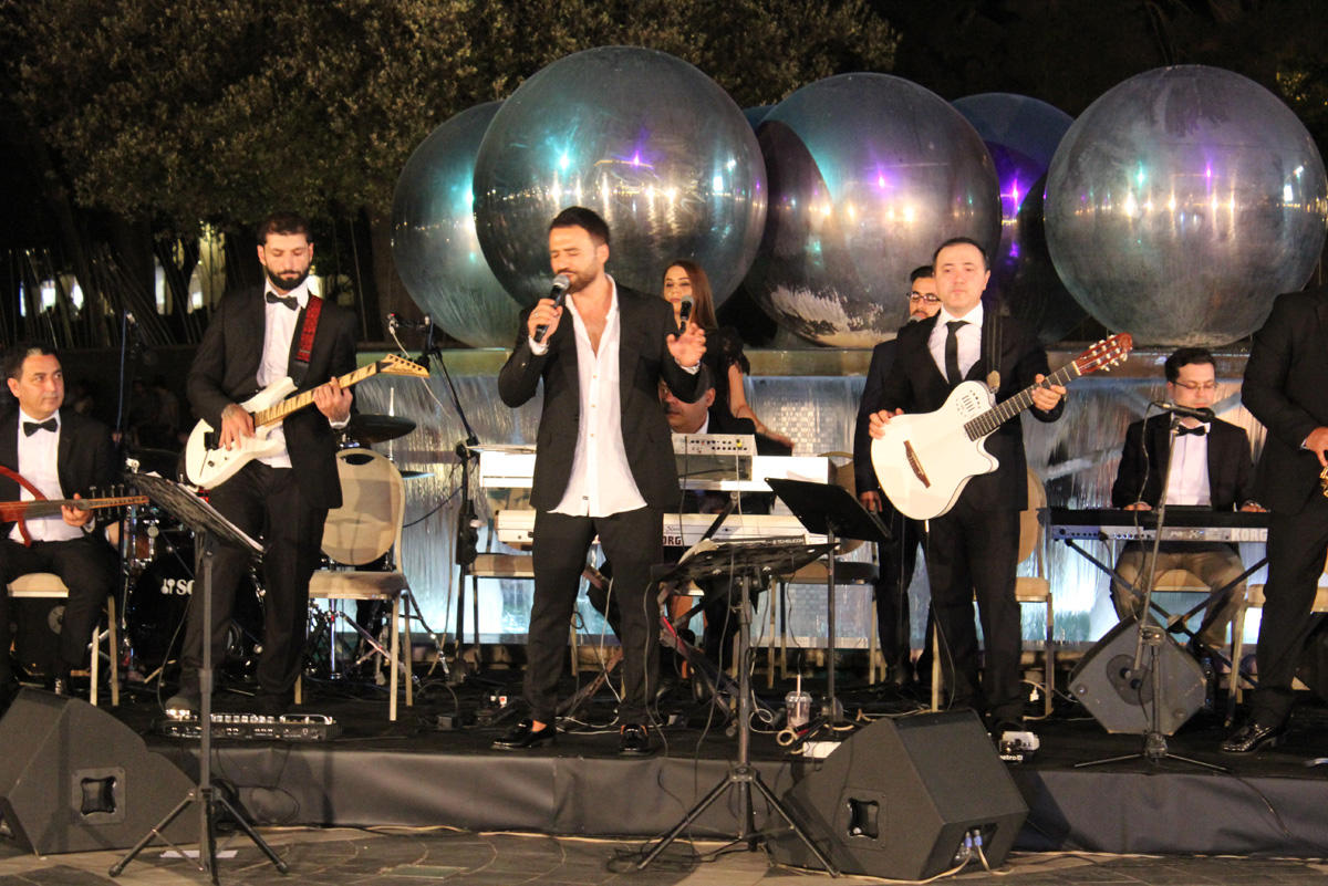 Замик выступил мини концертом на Площади Фонтанов