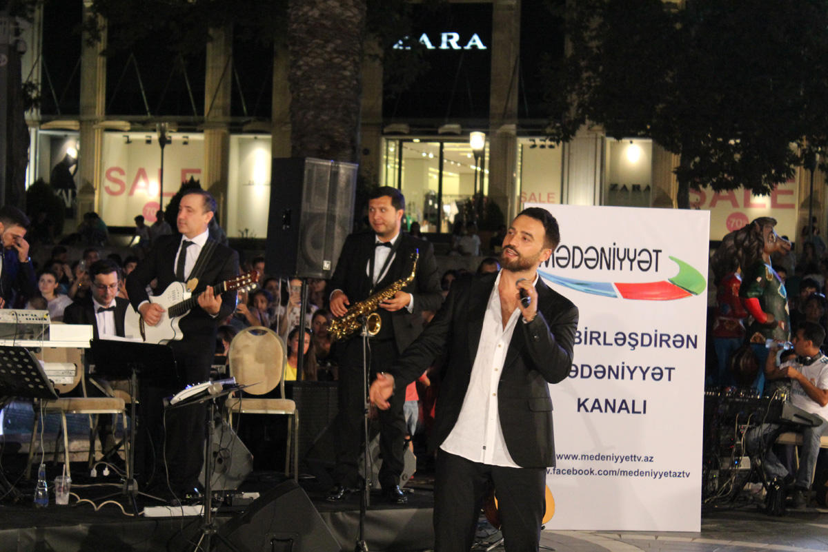 Замик выступил мини концертом на Площади Фонтанов