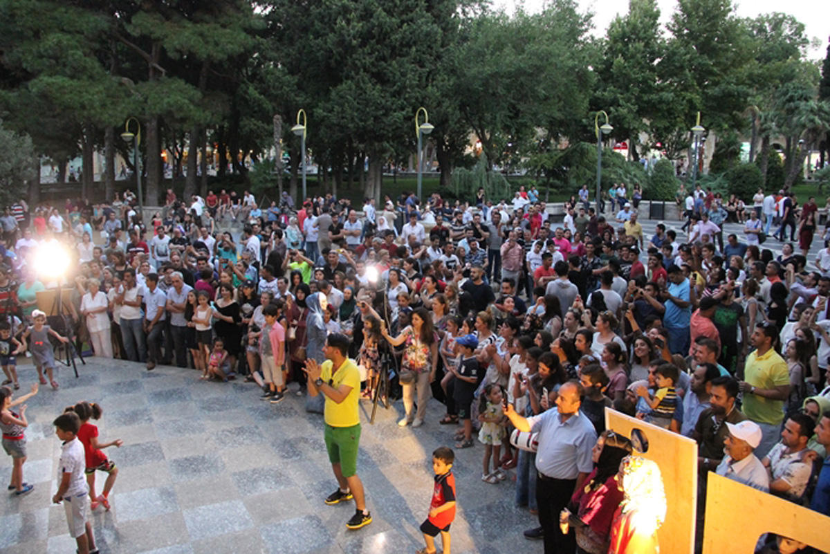 Известные певцы выступили с концертом на Площади фонтанов в Баку (ФОТО)