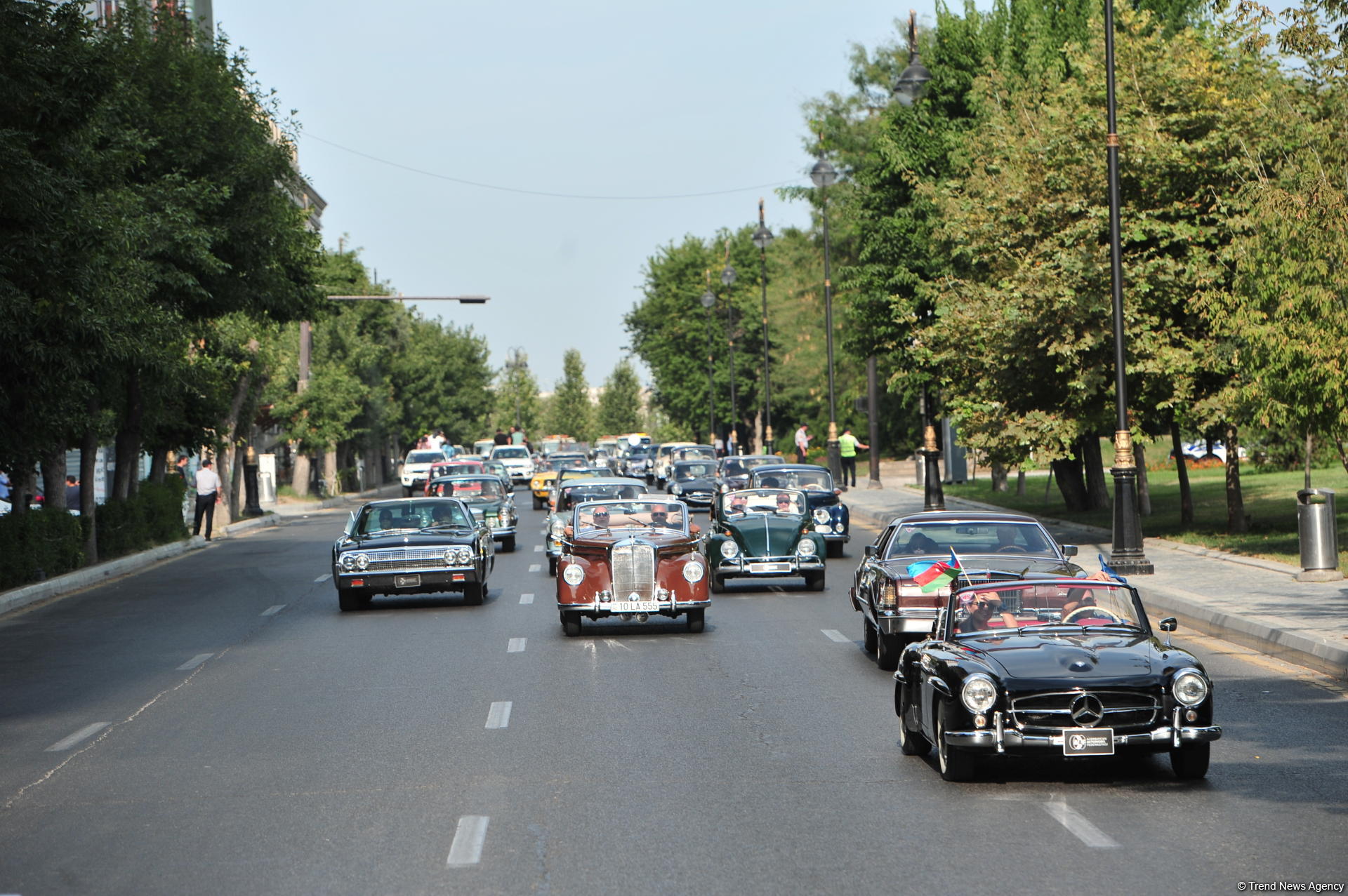 Грандиозный фестиваль: парад классических автомобилей, выставка в небе