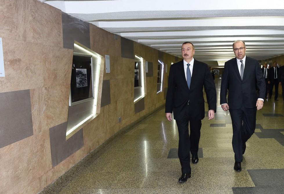 Президент ознакомился с ретровагонами Бакинского метрополитена
