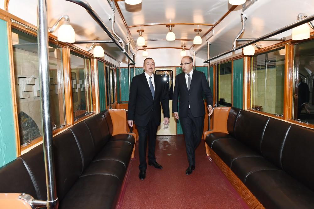 Президент ознакомился с ретровагонами Бакинского метрополитена