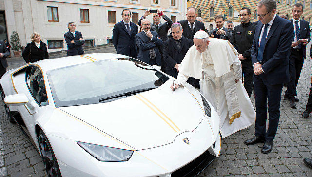 Roma papasına lüks avtomobil hədiyyə etdilər