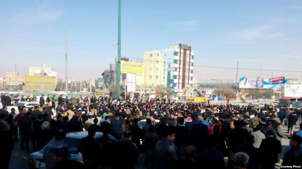 İranda on minlərlə insan hakimiyyətə dəstək aksiyası keçirir