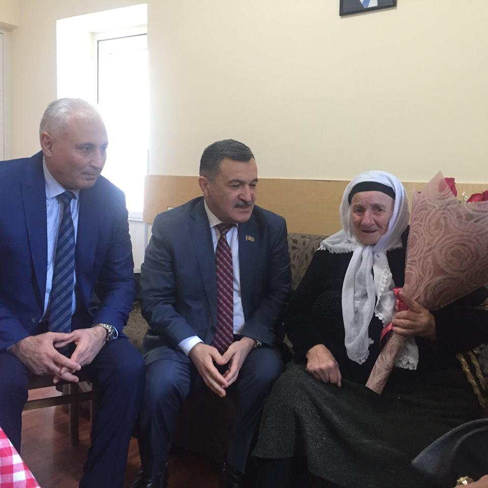 Азербайджанские депутаты навестили 102-летнюю чеченку (ФОТО)
